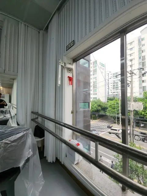 완강기 설치 이후 복도형 큰 창이 있는 실내 공간