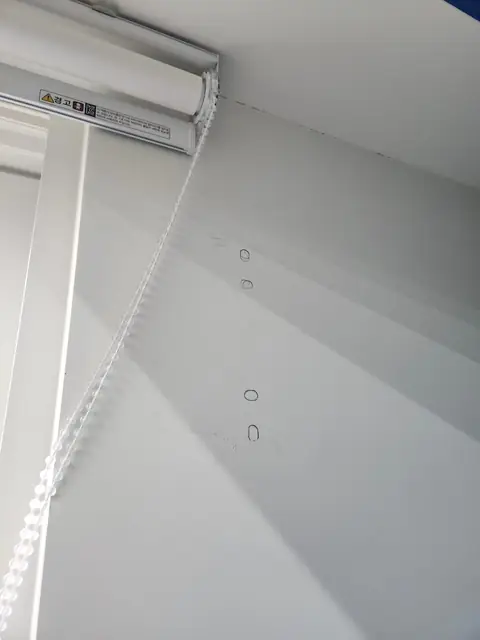 완강기 설치 이전 롤블라인드가 달린 창가