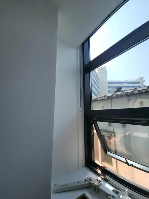 완강기 설치 이전 흰 벽 모서리와 창이 맞닿은 공간