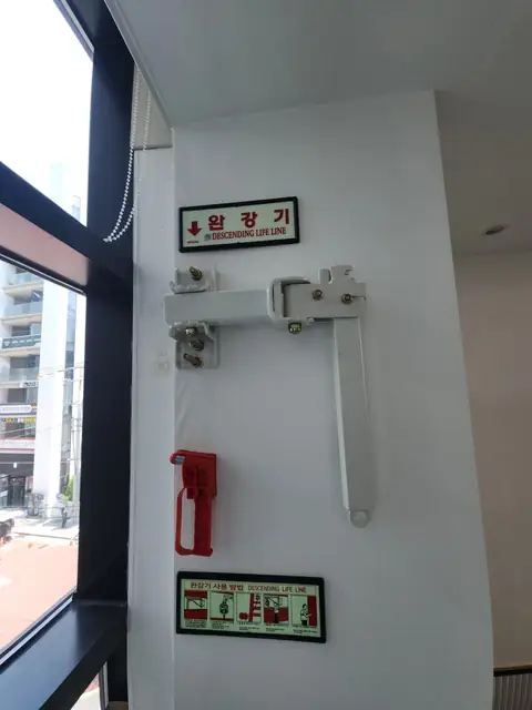 완강기 설치 이후 인접 건물이 보이는 코너 창