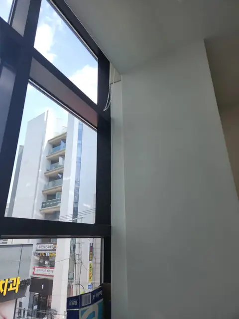 완강기 설치 이전 인접 건물이 보이는 코너 창