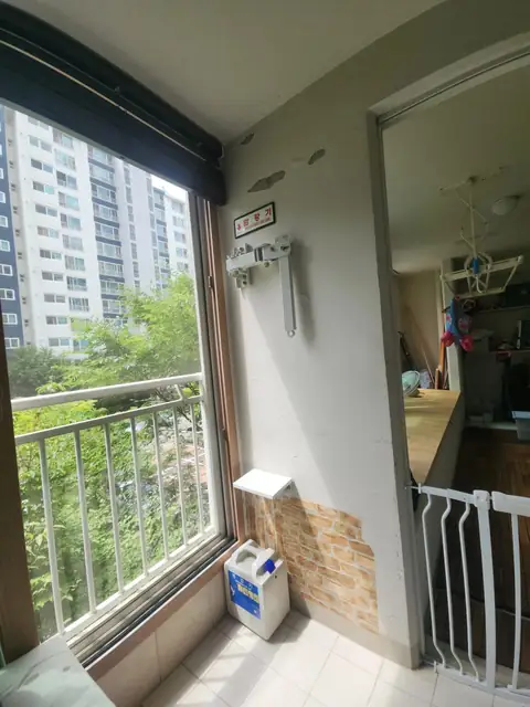 완강기 설치 이후 베란다 블라인드 창과 벽면 마감 손상 부위