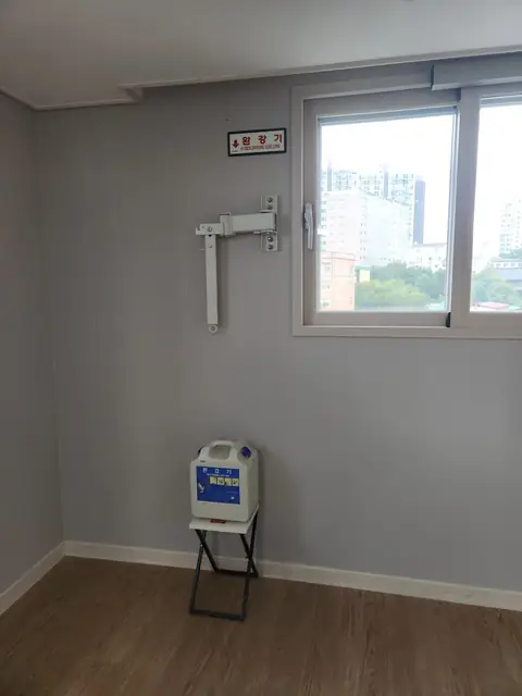 완강기 설치 이후 마감이 깨끗한 빈 방