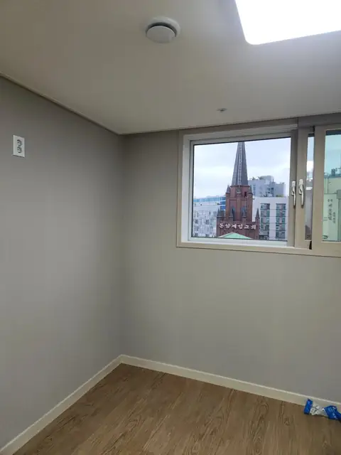 완강기 설치 이전 마감이 깨끗한 빈 방