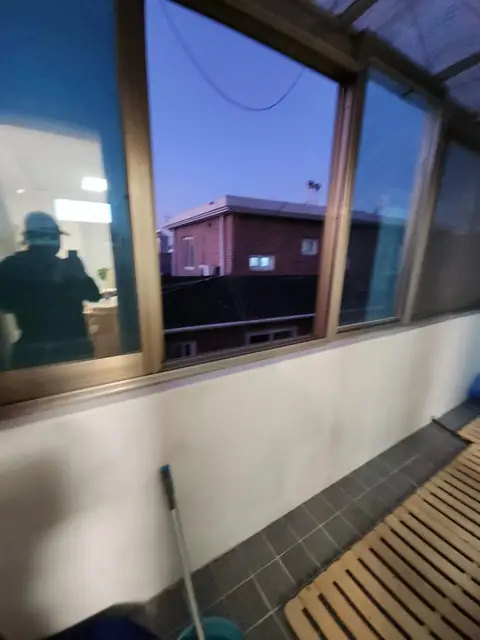 완강기 설치 이전 저녁 무렵 방문한 창가 벽면