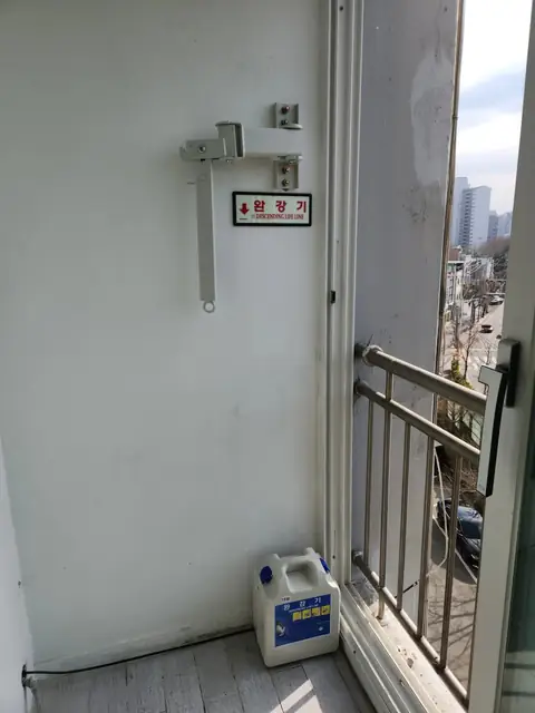 완강기 설치 이후 난간과 창이 있는 베란다