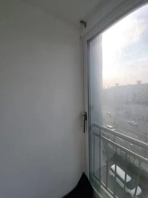 완강기 설치 이전 난간과 창이 있는 베란다