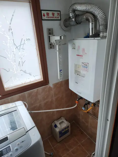 완강기 설치 이후 보일러와 세탁기가 있는 다용도실