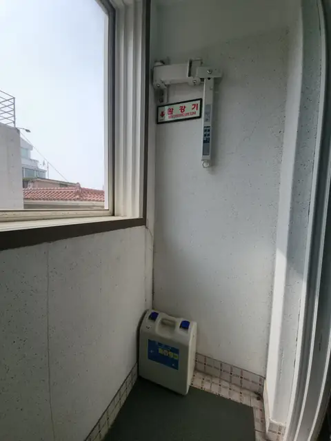 완강기 설치 이후 흰 벽에 창이 붙은 코너
