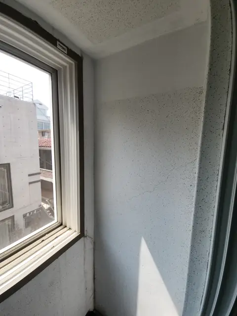 완강기 설치 이전 흰 벽에 창이 붙은 코너