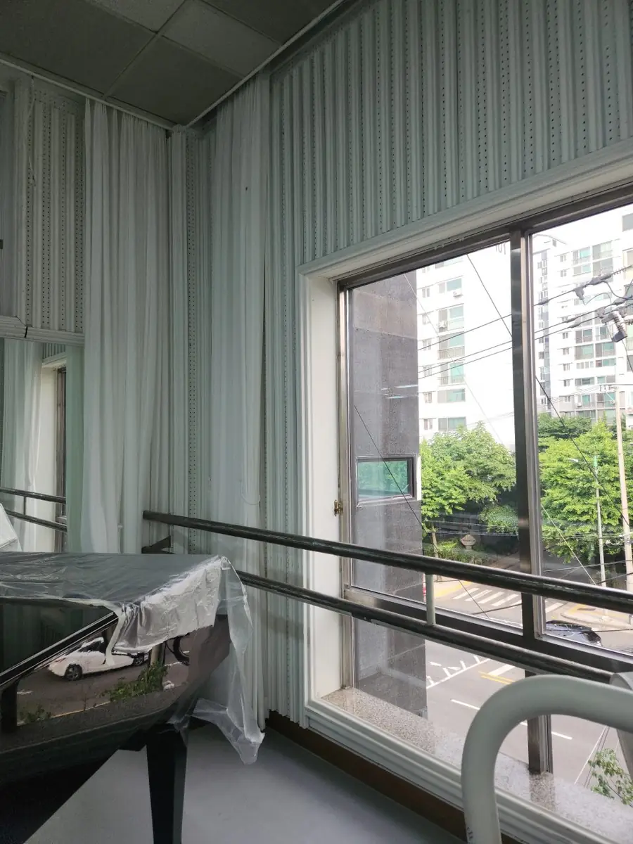 완강기 설치 이전 복도형 큰 창이 있는 실내 공간