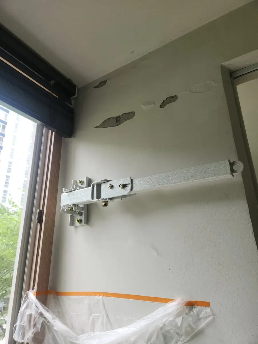 완강기 설치 진행 중 베란다 블라인드 창과 벽면 마감 손상 부위