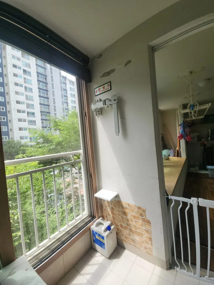 완강기 설치 이후 베란다 블라인드 창과 벽면 마감 손상 부위