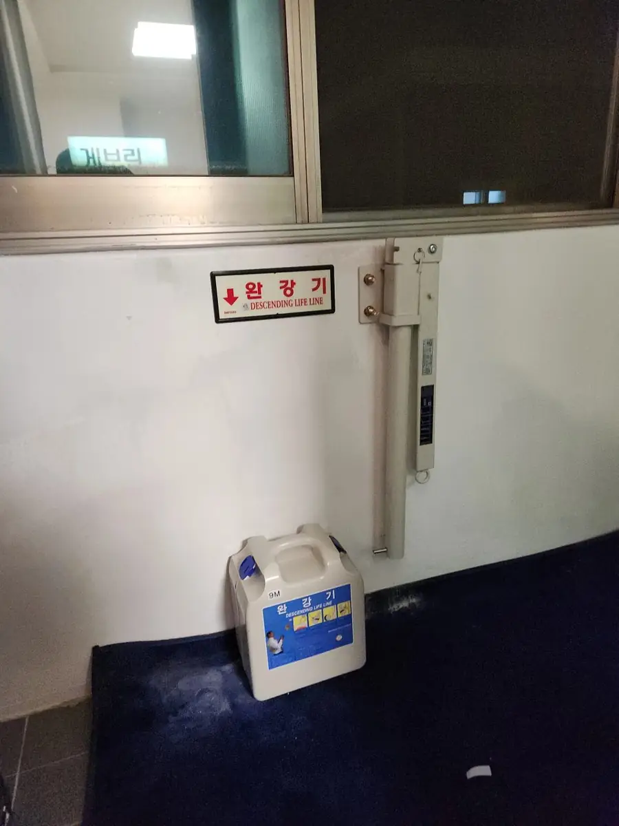 완강기 설치 이후 저녁 무렵 방문한 창가 벽면