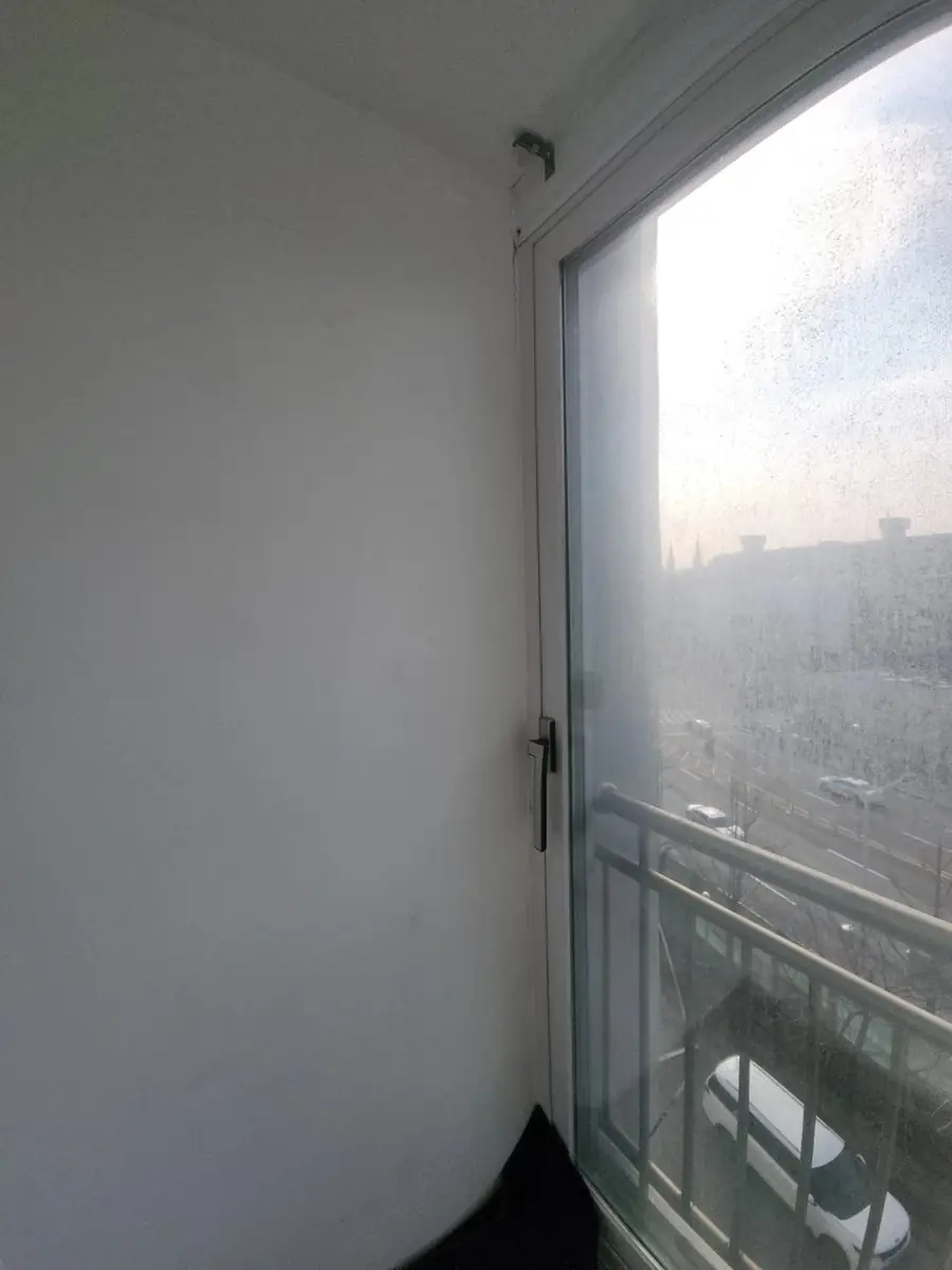 완강기 설치 이전 난간과 창이 있는 베란다