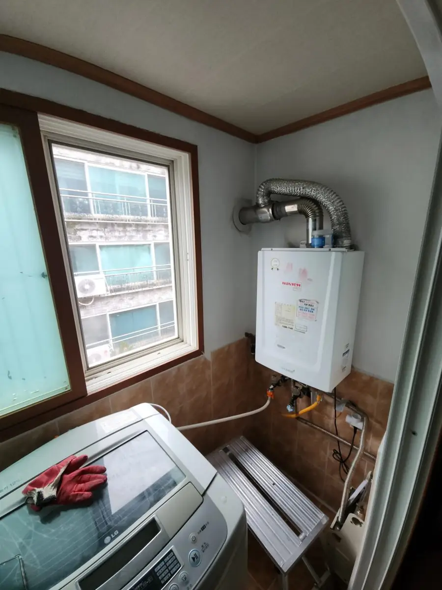 완강기 설치 이전 보일러와 세탁기가 있는 다용도실